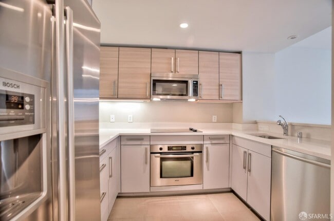 Building Photo - 555 4th St