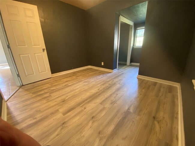 Building Photo - 2103 Holly Dr