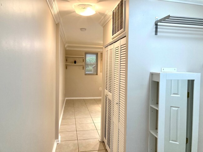 Building Photo - 902 I St SE