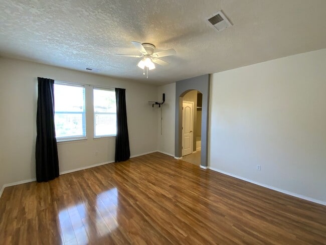 Building Photo - 3 Bedroom Single Story Home Available Near...