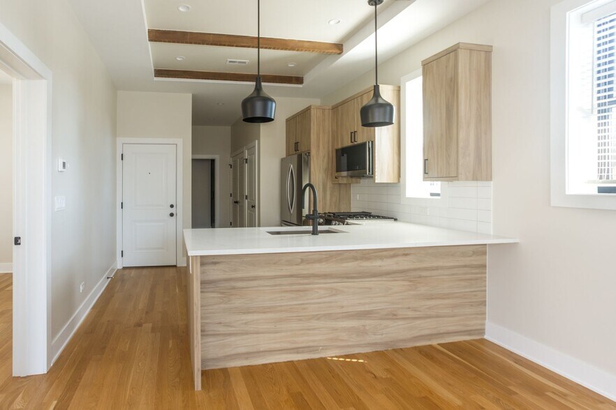 Building Photo - 4956 N Oakley Ave