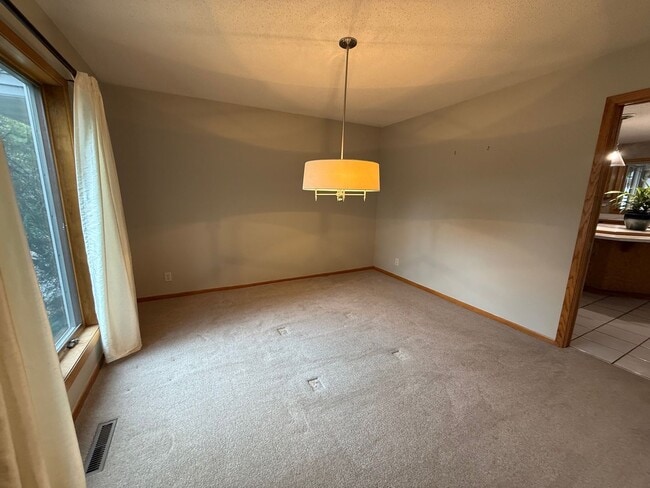 Building Photo - Beautiful single family home!