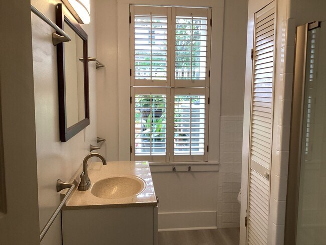 Building Photo - 114 E Jones St