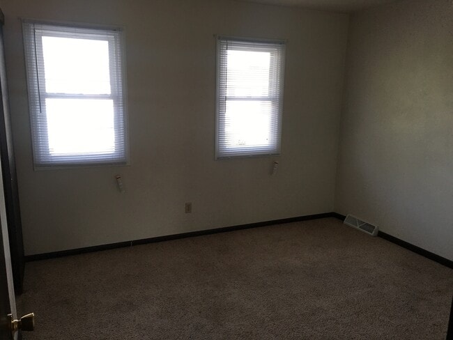 Building Photo - 2 bedroom townhouse- located near outdoor ...