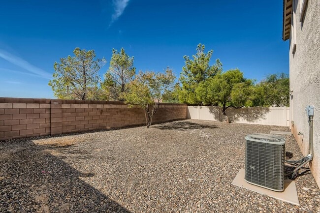 Building Photo - 5 Bedroom in Silverado Ranch!