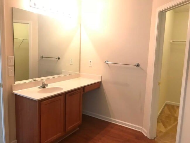 Building Photo - Spacious and Beautiful 3 Bedroom Home