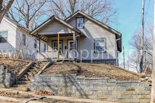 Primary Photo - 2 Bedroom / 1 Bath Home Near Fontenelle Park!