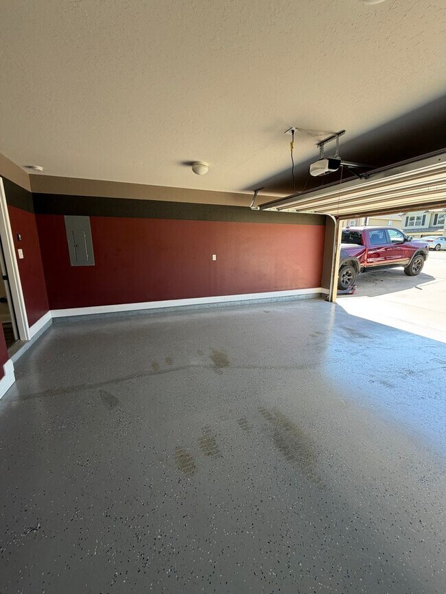 Building Photo - Large 4 Bedroom 2 1/2 Bath Pet Friendly Home For Rent!