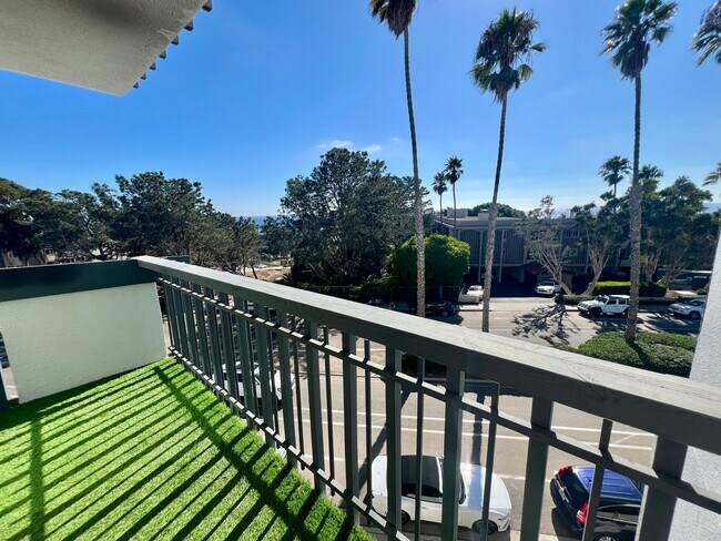 Building Photo - 2 Bed / 2 Bath Condo with Panoramic Ocean ...