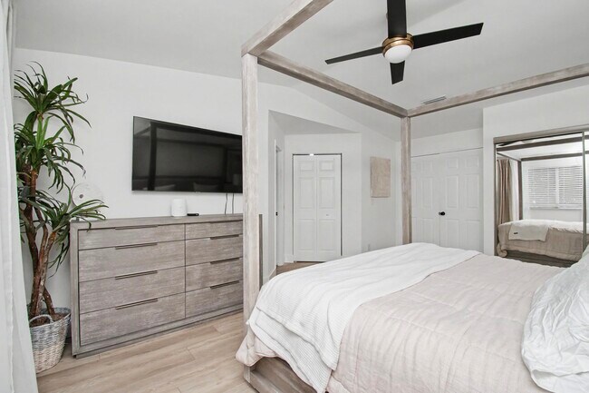 Building Photo - 6744 Via Regina