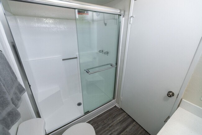 Interior Photo - 6651 Haskell Ave