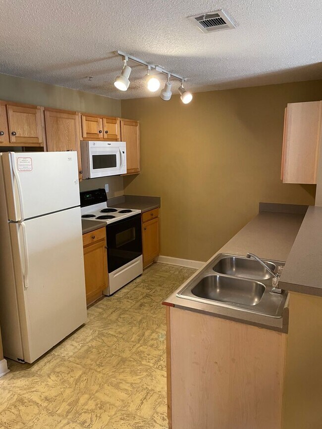 Building Photo - Fully Furnished Unit in Harts Cove!