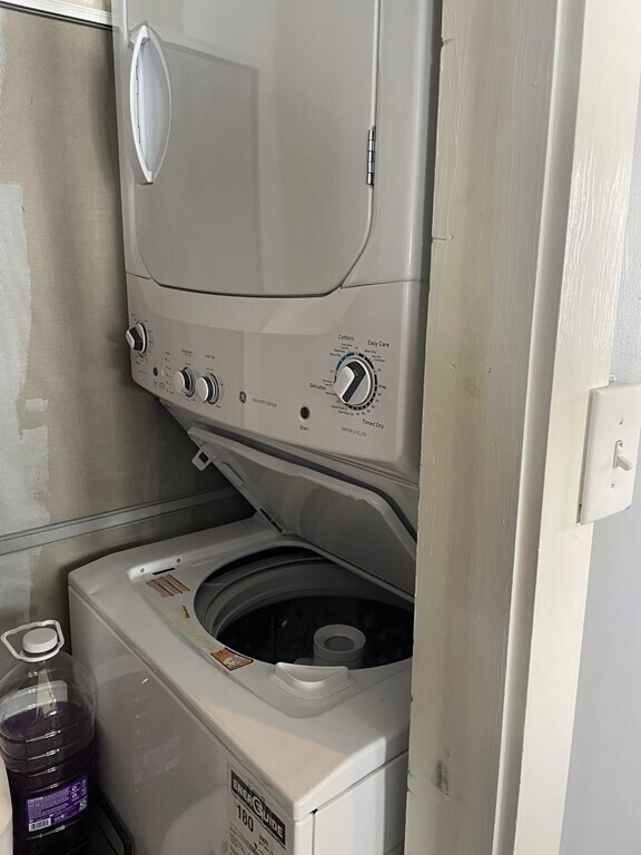 Building Photo - 215 Adams St