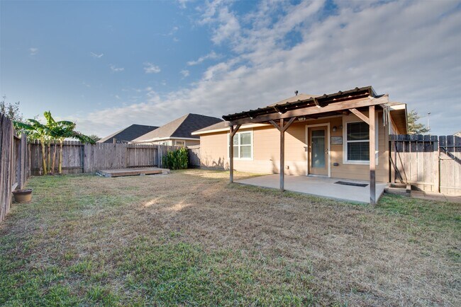 Building Photo - 2410 Lakecrest Town Dr