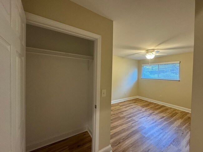 Building Photo - Freshly Renovated Two Bedroom One Bath Apa...