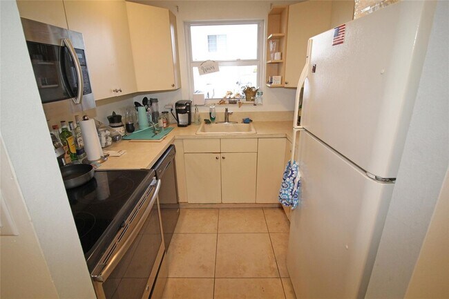 Building Photo - 2860 NE 14th St