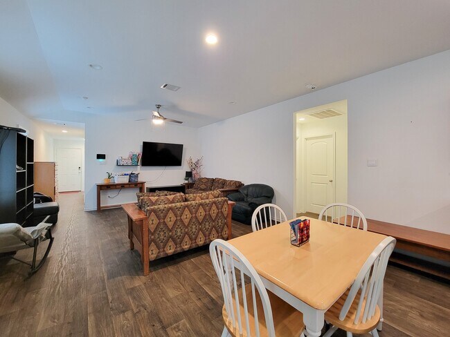 Building Photo - 14741 Hazel Br Dr