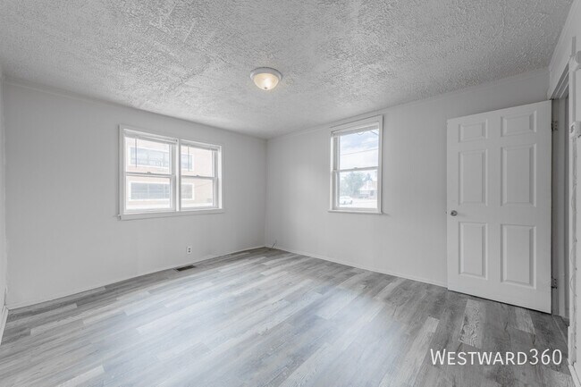 Building Photo - 4901 Magoun Ave