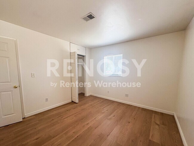 Building Photo - 5 Bed 2 Bath | Denver Home