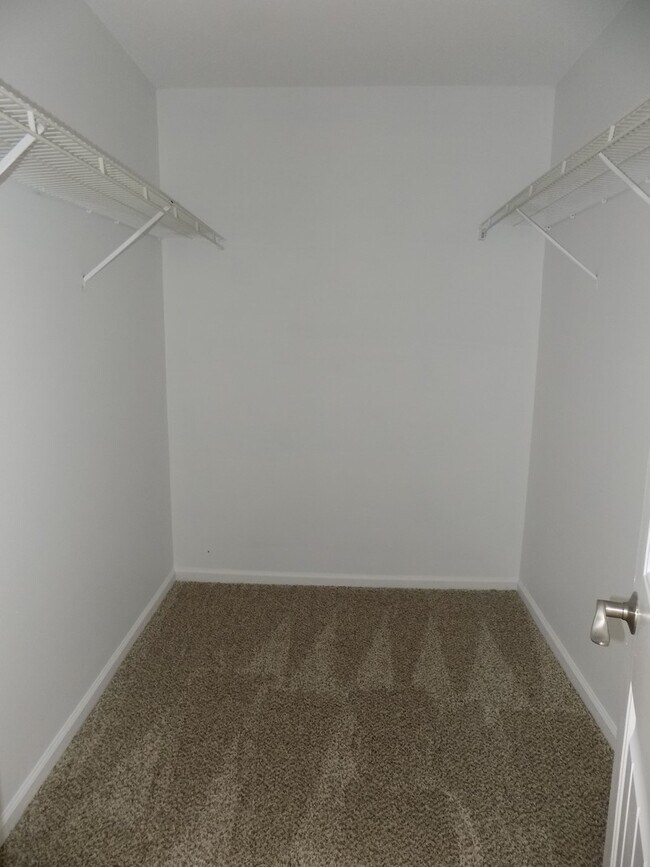Building Photo - Available end of Julyl!! 4 Bedroom home in...