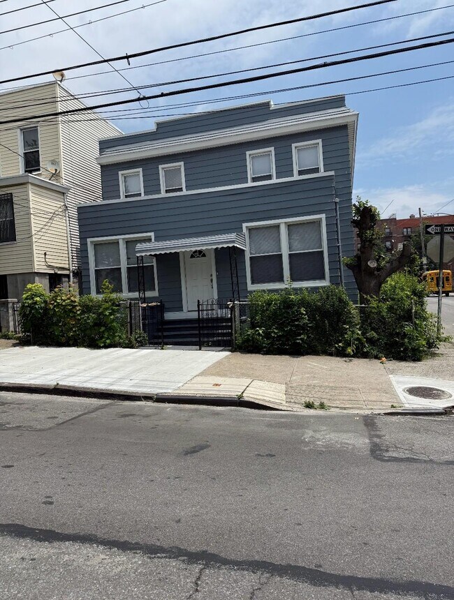 Building Photo - 1432 St Lawrence Ave