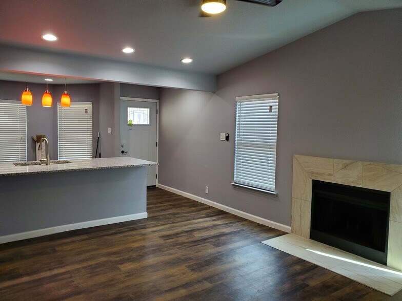 Building Photo - 4025 Colonial Sun Dr