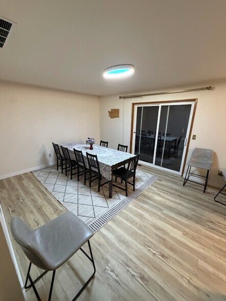 Building Photo - 2914 Sunset Dr W