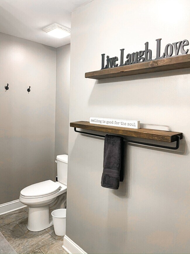 Building Photo - 11501-11505 5 Cedars Rd