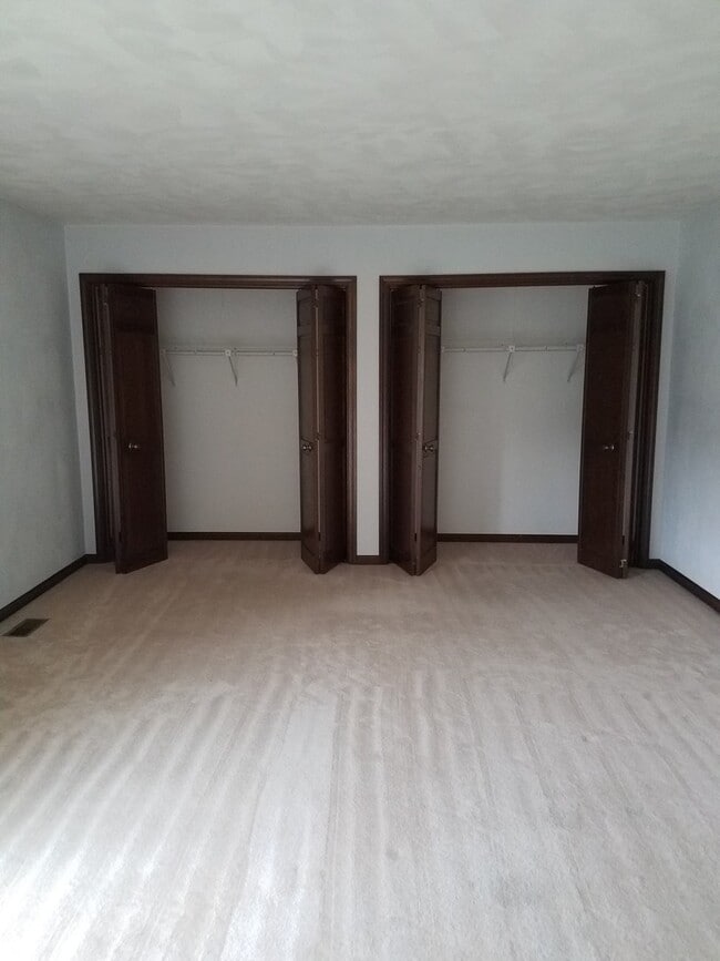Building Photo - Beautiful 2-bedroom, 1-1/2 bath 2 Level Du...