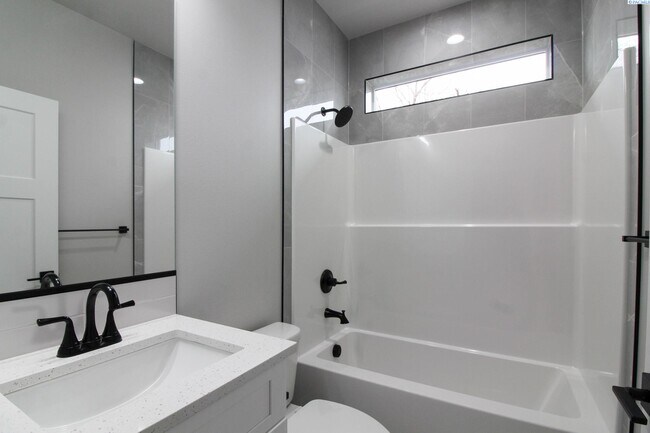 Building Photo - 3 Bedroom, 2 Bath Pasco Townhouse