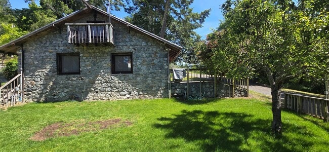 Building Photo - Charming 1-bedroom cottage nestled just 4 miles west of downtown Sebastopol in the heart of West ...