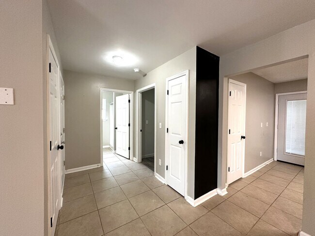 Building Photo - 5 Bedroom, 3 Bath Home Priced to Rent!