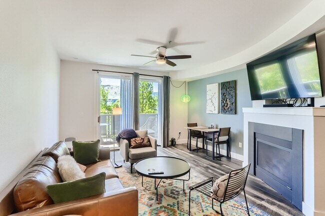 Building Photo - Modern 1 BDR Condo in Holiday Neighborhood