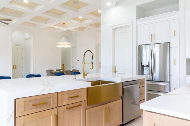 Building Photo - 4/3 Stunning Waterfront home in the heart of Clearwater Beach!