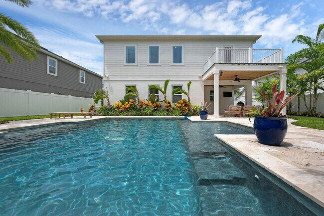Building Photo - Gorgeous 4 bedroom/3.5 bath estate home fo...