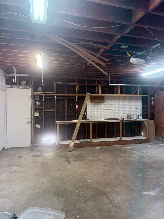 Building Photo - MOVE-IN SPECIAL FOR JULY - 3 Br 2 ba with ...