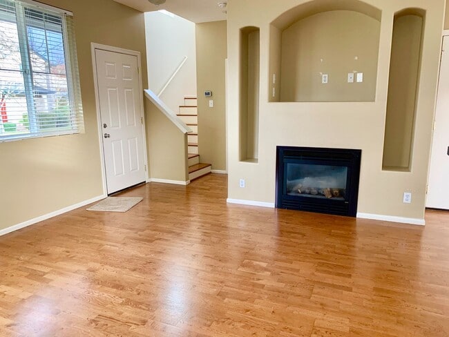 Building Photo - Beautiful 3 bed 2.5 bath Home with 2 car garage