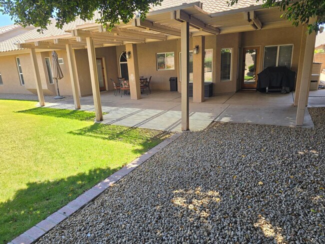Building Photo - 6834 E Gelding Dr