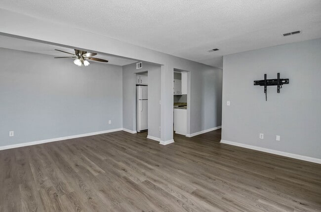 Building Photo - Walkable Downtown Lexington Living in Shadow Moss | Ground-Floor 2BR Retreat - Water sewer & tras...