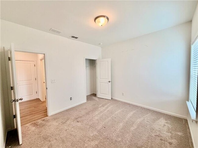 Building Photo - 215 Foxhill Dr