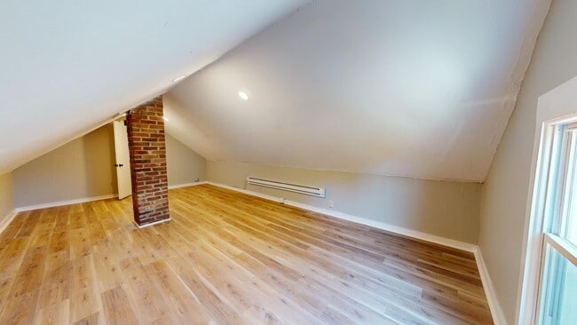 Building Photo - 3 Bed Single Family with Huge Kitchen and ...