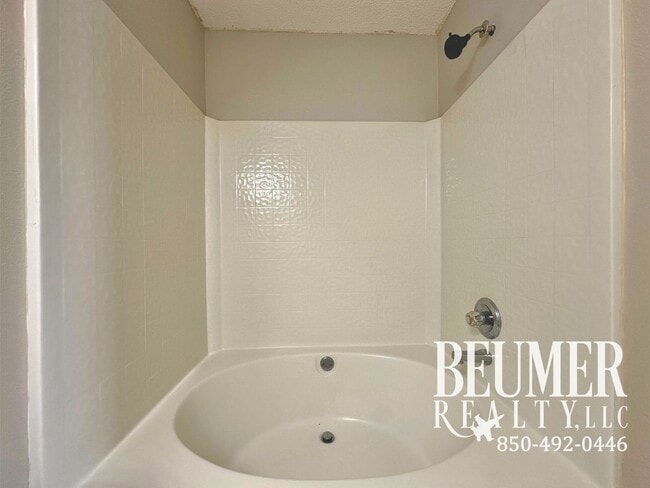 Building Photo - Charming 3br 2 bath Located 4 miles from NAS Back Gate