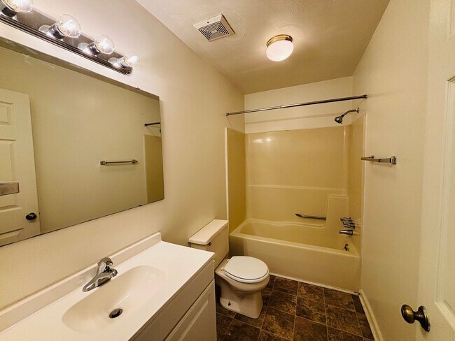 Building Photo - 874 Patrick Henry Dr