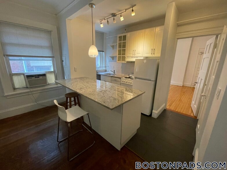 Building Photo - 465 Park Dr