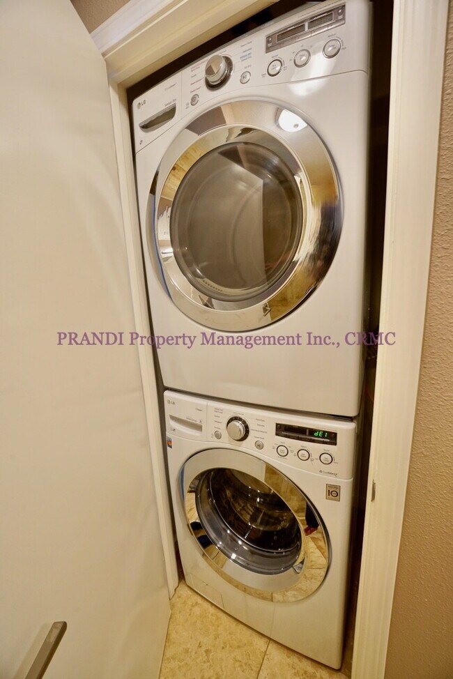 Building Photo - Charming Downtown San Rafael Victorian Style Duplex.