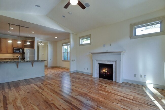 Building Photo - 577 5th St