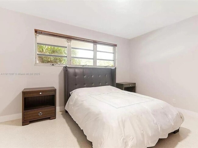 Building Photo - 565 N Shore Dr