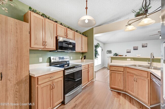 Building Photo - 1652 La Maderia Dr