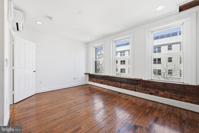 Building Photo - 1116 Monroe St NW