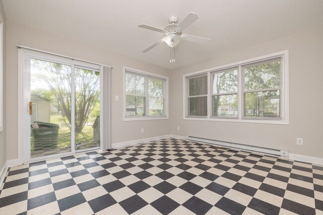 Building Photo - Freshly Renovated 2-Bedroom Home in Quiet ...